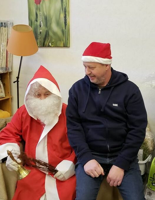 Der Weihnachtsmann kam persönlich in die Tiertafel..